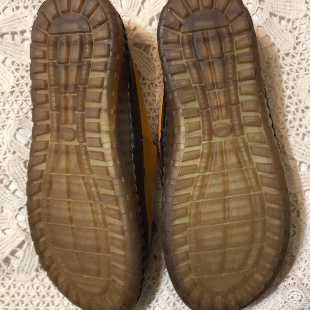 Size 7.5 yellow shoes - Picture 3 of 4